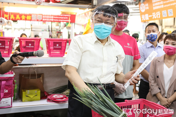 ▲台北市長柯文哲視察光復市場與物流平台合作。（圖／記者林敬旻攝）