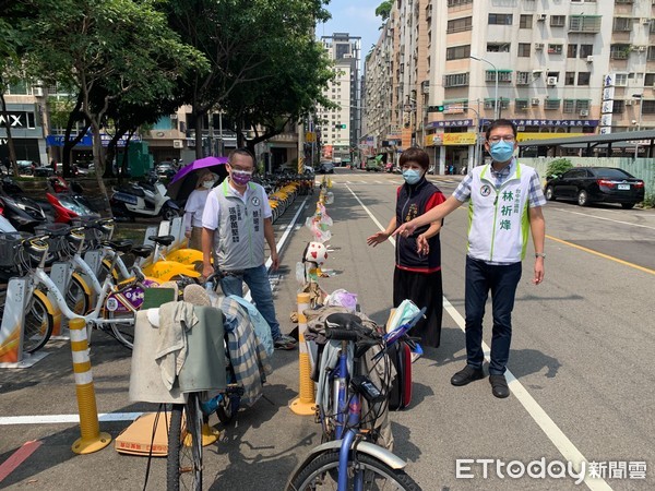 ▲驚！台中知名親子公園遭丟用過針頭，小孩玩沙挖到保險套。（圖／林祈烽辦公室提供）