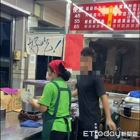 ▲嘉義某雞肉飯店疑似小老闆幫客人包便當全成未戴口罩。（圖／翻攝嘉義綠豆大小事）