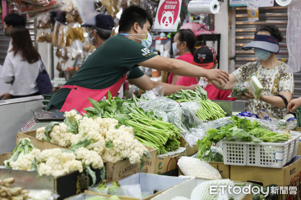 ▲防範烟花颱風來襲影響菜價，民眾提早前往市場採買蔬菜。（圖／記者林敬旻攝）