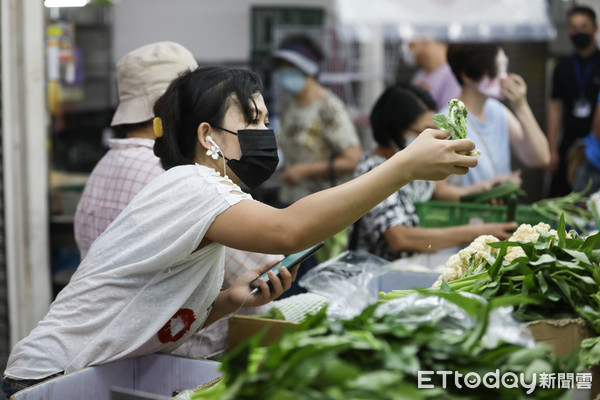 ▲防範烟花颱風來襲影響菜價，民眾提早前往市場採買蔬菜。（圖／記者林敬旻攝）