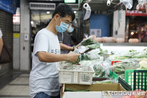 ▲防範烟花颱風來襲影響菜價，民眾提早前往市場採買蔬菜。（圖／記者林敬旻攝）