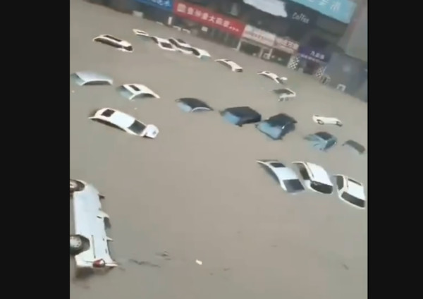 ▲▼河南暴雨「養老院斷電」吸氧機停擺　獨居老人「水淹鼻子」無助求援。（圖／翻攝微博）