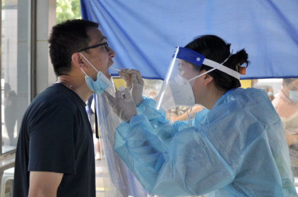 ▲▼南京市江北新區一處檢測點，21日上午民眾正在進行核酸檢測取樣。（圖／翻攝自中新社）