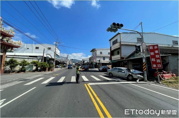 ▲自小客車差點就撞進民宅。（圖／記者楊漢聲翻攝）