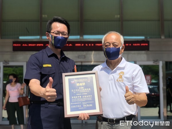 ▲台南安平開台天后宮主委盧友禮、總幹事林國明，21日前往台南市警四分局，致贈特殊防護用PTFE薄膜口罩一批給四分局等5個防疫單位。（圖／記者林悅翻攝，下同）