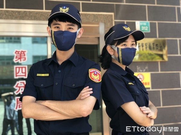 ▲台南安平開台天后宮主委盧友禮、總幹事林國明，21日前往台南市警四分局，致贈特殊防護用PTFE薄膜口罩一批給四分局等5個防疫單位。（圖／記者林悅翻攝，下同）