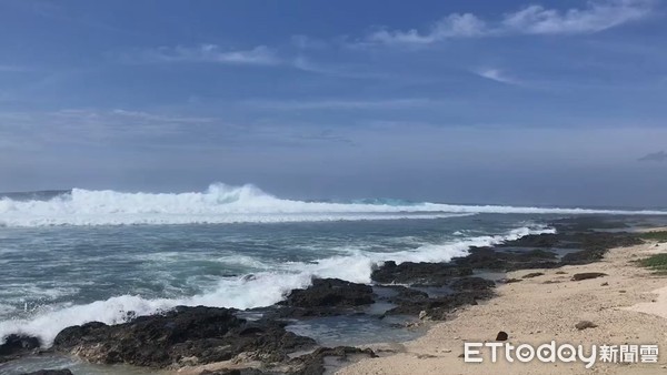 ▲烟花颱風侵台前夕，綠島柴口海岸風浪明顯增強。（圖／記者張君豪翻攝）