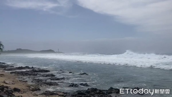 ▲烟花颱風侵台前夕，綠島柴口海岸風浪明顯增強。（圖／記者張君豪翻攝）