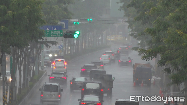 ▲▼新北下午受颱風烟花外圍環流影響間歇性陣雨不斷。（圖／記者呂佳賢攝）