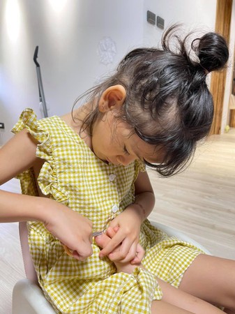 ▲吳鳳不阻止2歲女兒用剪刀。（圖／翻攝自臉書／吳鳳 Rifat）