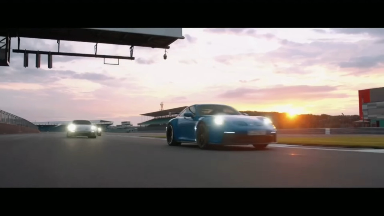 阿湯哥親身試駕保時捷911 GT3　《捍衛戰士》經典主題曲讓粉絲超有感（圖／截圖自SeventySixBucks）