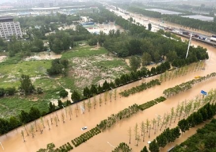 ▲▼ 鄭州暴雨致一小區成孤島，數百人被水圍困等待救援。（圖／翻攝自微博）