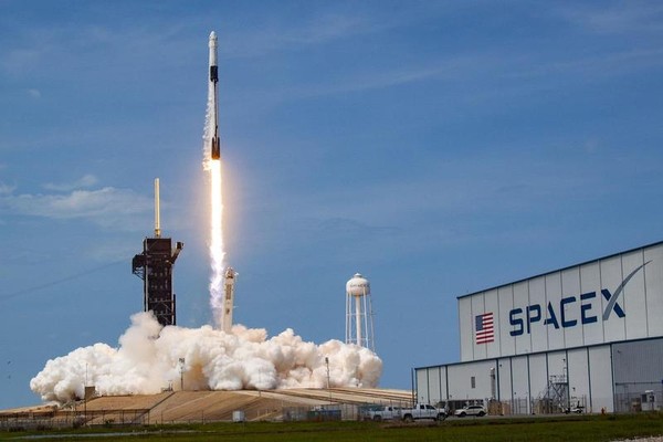 在SpaceX的星鏈（Starlink）計畫中，不少台廠已成功打入其供應鏈中。（翻攝自SpaceX Twitter）