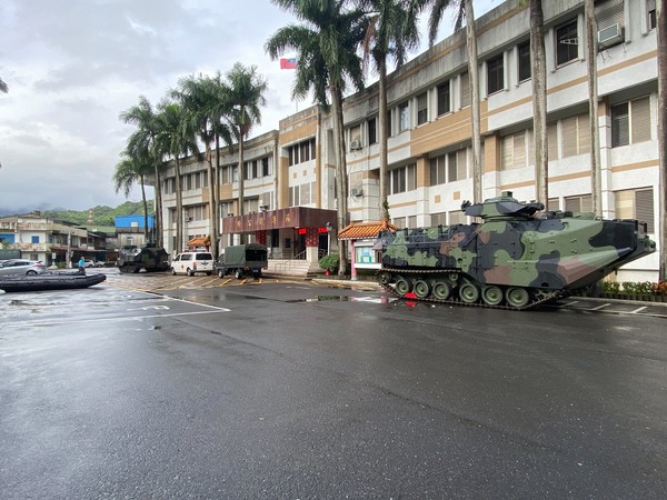 ▲▼22日清晨，海軍AAV7兩棲突擊車等裝備，進駐蘇澳鎮公所待命救災。（圖／海軍蘇支部共，下同）