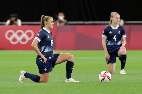 ▲東奧美國女足隊賽前單膝跪地。（圖／翻攝自推特）
