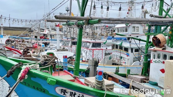 ▲中颱烟花逼近！北海岸、基隆沿岸現長浪 漁船返港塞滿「綑綁防颱」。（圖／記者郭世賢攝）