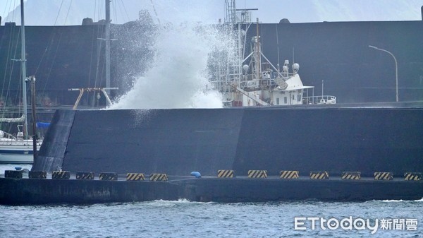 ▲中颱烟花逼近！北海岸、基隆沿岸現長浪 漁船返港塞滿「綑綁防颱」。（圖／記者郭世賢翻攝）