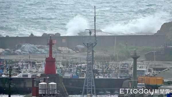 ▲中颱烟花逼近！北海岸、基隆沿岸現長浪 漁船返港塞滿「綑綁防颱」。（圖／記者郭世賢翻攝）