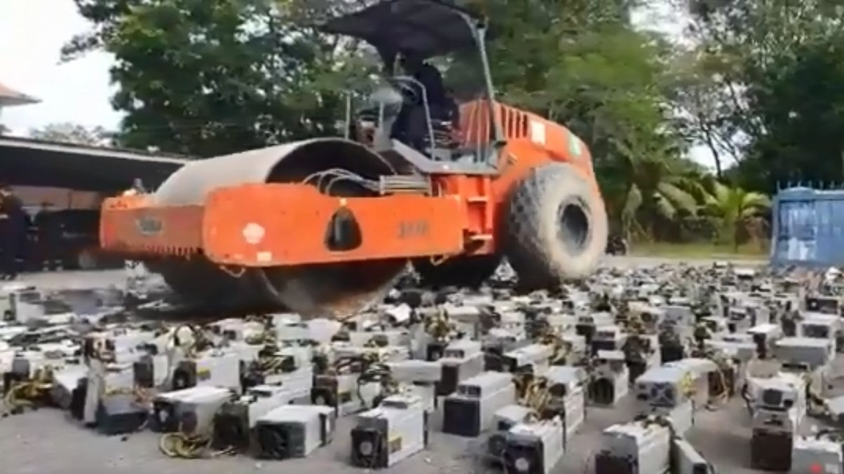 ▲▼馬來西亞礦工偷電，挖礦設備慘遭壓路機全碾碎。（圖／翻攝自YouTube／dayakdaily）