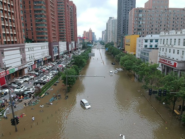 ▲▼鄭州市降下豪大雨，使得市區道路出現積水。（圖／CFP）