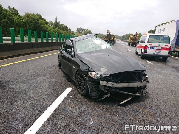 ▲1輛BMW小客車行駛國道3通霄段時，因天雨路滑失控撞上內側護欄後，又遭後方大貨車撞擊，造成車內1傷1命危。（圖／記者黃孟珍翻攝）