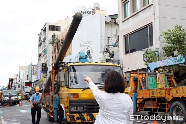 ▲文化路夜市電桿拆除。（圖／嘉義市政府提供）