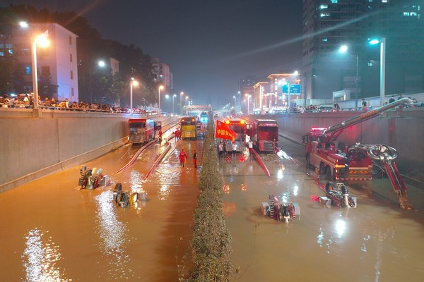 河南鄭州暴雨，京廣路隧道5分鐘淹平。（圖／CFP）
