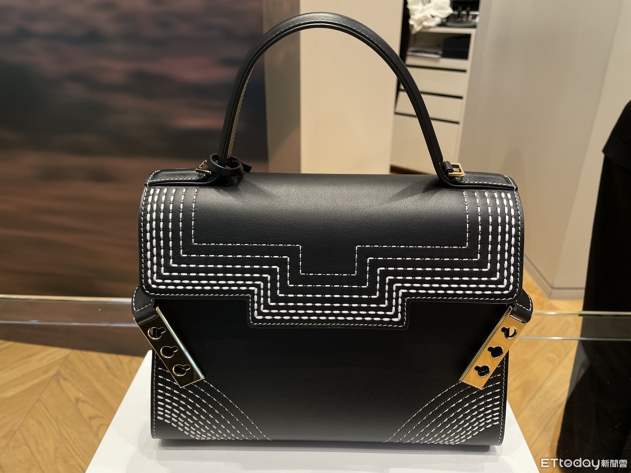 ▲DELVAUX ODE TO THE ROAD系列。（圖／品牌提供）