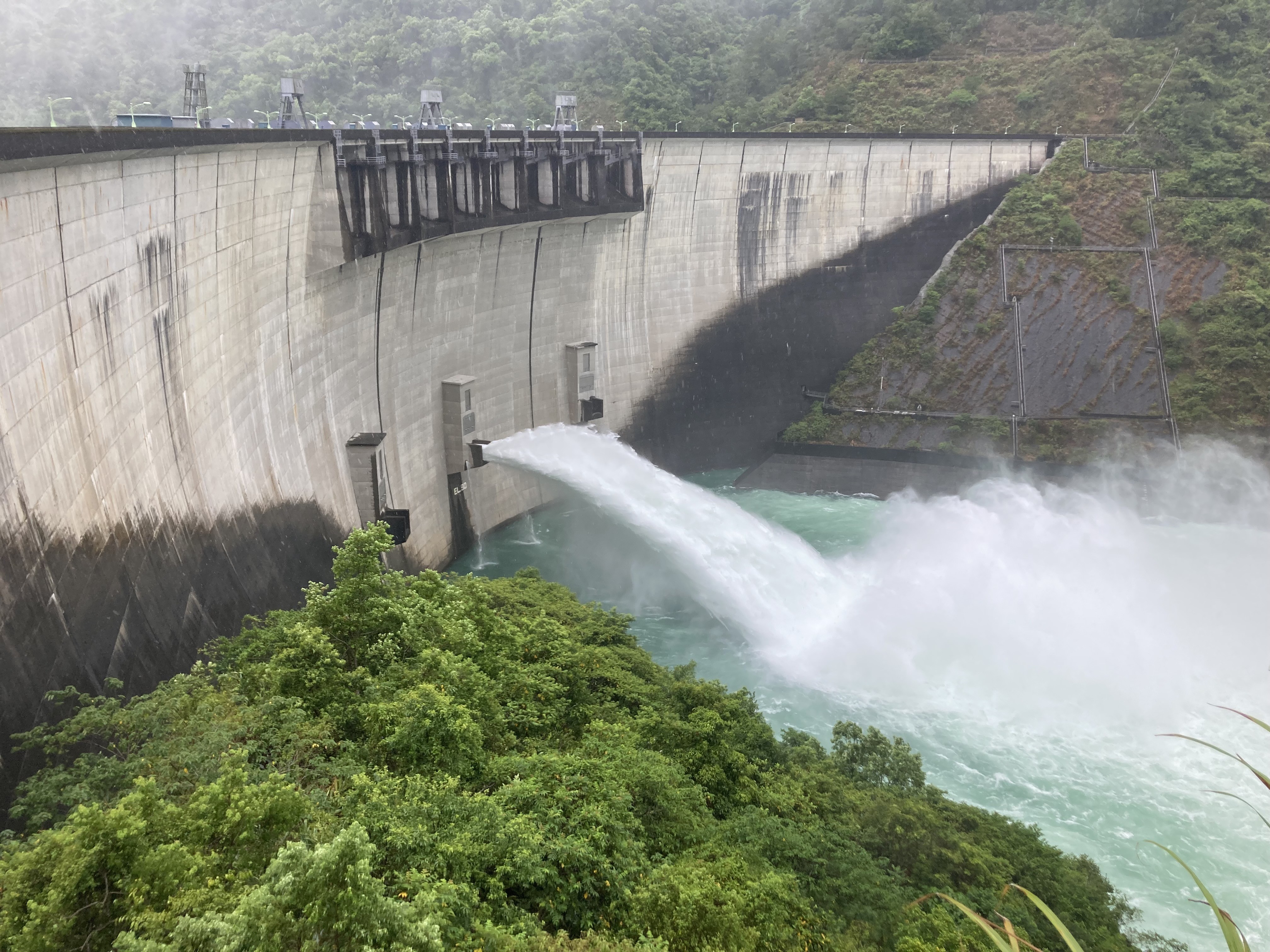 ▲▼翡翠水庫調節放水。（圖／記者許靖騏攝）