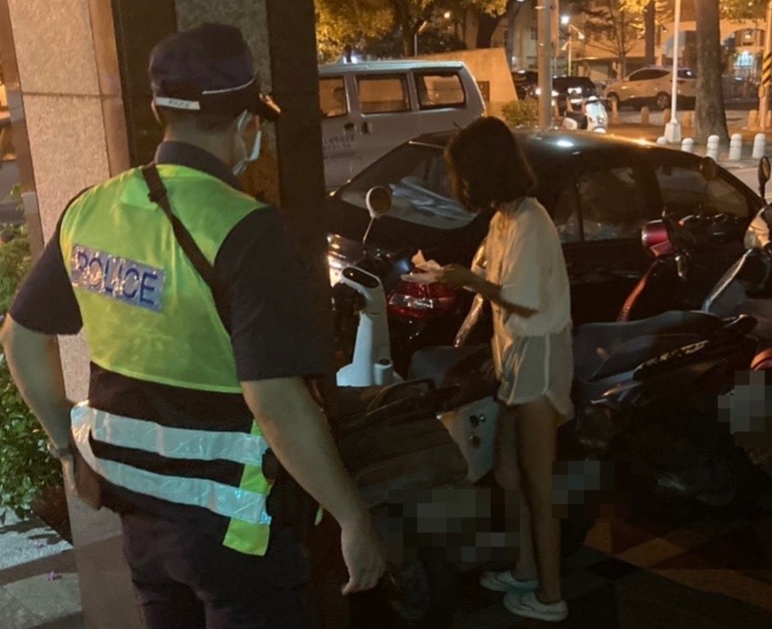 ▲▼台中一名俏麗長腿妹外送員，鬼打牆4小時找不到機車。（圖／民眾提供）