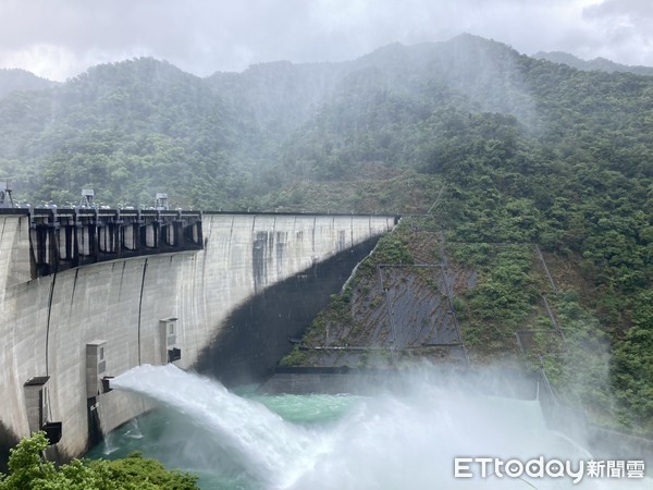 ▲▼翡翠水庫調節放水。（圖／記者許靖騏攝）