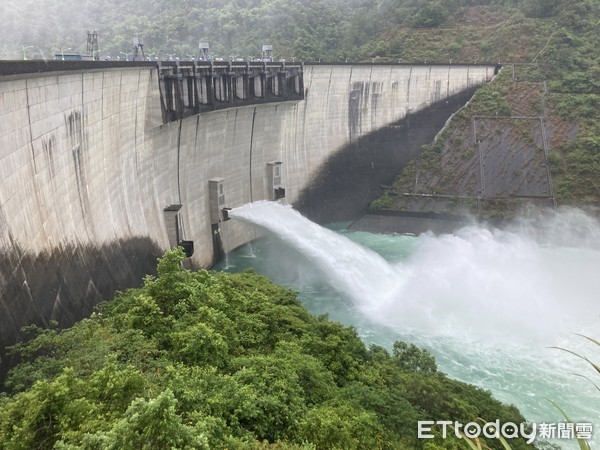 ▲翡翠水庫進行調節性放水，提醒下游居民避開河道及低窪地區。（圖／記者許靖騏攝）