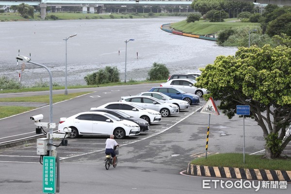 ▲▼烟花颱風 防颱 基隆河 台北市水門管制 停車場車輛只出不進, 堤外停車場。（圖／記者屠惠剛攝）