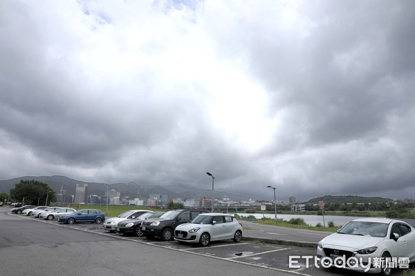 ▲▼烟花颱風 防颱 基隆河 台北市水門管制 停車場車輛只出不進,堤外停車場。（圖／記者屠惠剛攝）