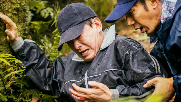 ▲▼《神之鄉》王識賢滑倒傷到腰李李仁扶他起身，愛徒廖威廉。項婕如、林暉閔、李玉璽跪到膝蓋瘀青 。（圖／東森、映畫提供）