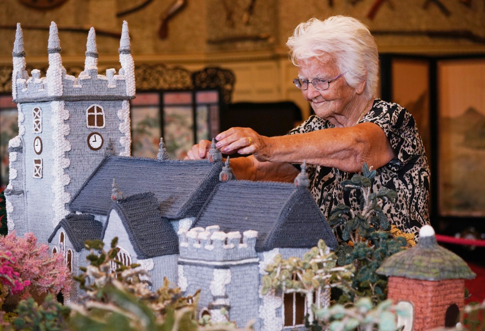 ▲▼英國一名高齡92歲的西蔓阿嬤（Margaret Seaman），親手毛線編織出一座迷你版的「桑德令罕府」。（圖／翻攝自推特／@Telegraph）