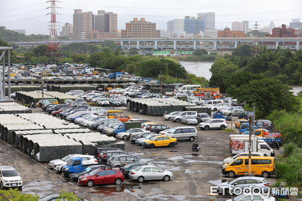 ▲▼中颱烟花逐步進逼，新北市風雨逐漸變大，河水水位上升。新北市已宣布晚間六點關閉轄內水門，並拖吊水門內的車輛。新店溪福和橋段河濱公園內仍有大量車輛停放，尚未移出河邊行水區。（圖／記者湯興漢攝）