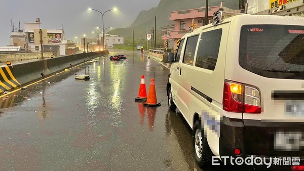 ▲台二線車禍！女機車騎士左轉遭廂型車碰撞 連人帶車噴飛100m。（圖／記者郭世賢攝）