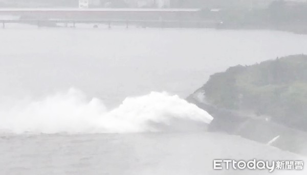 ▲「烟花」颱風雖未直撲台灣，但卻夾帶豐沛雨量，石門水庫24日上午10時將開啟溢洪道排洪，圖為排洪道排洪。（圖／記者沈繼昌翻攝）