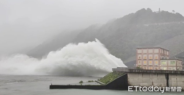 ▲「烟花」颱風夾帶豐沛雨量，石門水庫24日上午10時將開啟溢洪道排洪，圖為排洪道排洪。（圖／記者沈繼昌翻攝）