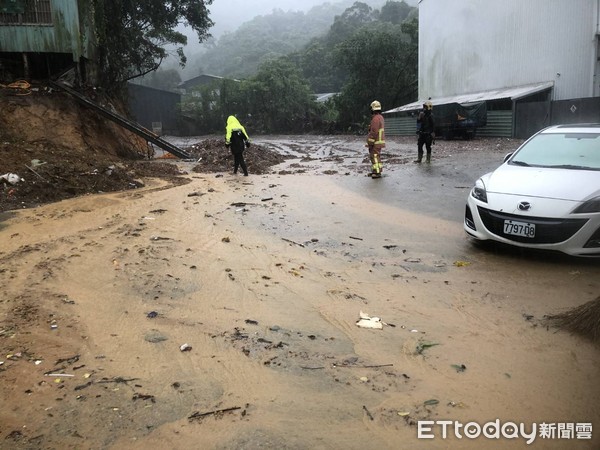 ▲▼大雨沖刷，新店區一處停車場旁的山坡地有泥沙水流出，民眾擔心發生土石流而報案。（圖／記者陳雕文翻攝）