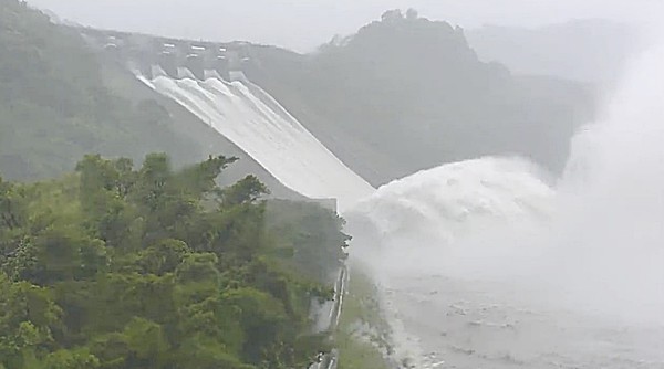 ▲「烟花」颱風夾帶豐沛雨量，石門水庫24日上午10時開啟溢洪道排洪，繼兩年前利奇馬颱風後再度排洪，千軍萬馬之勢非常壯觀。（圖／翻攝自北區水資源局官網）