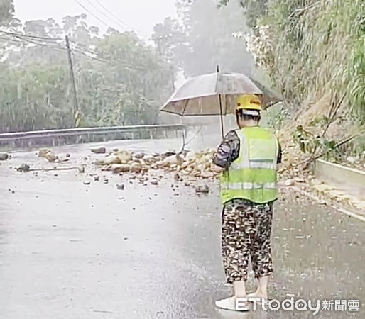 ▲「烟花」颱風雖未直撲台灣卻夾帶豐沛雨量，桃園市復興區部分路段出現零星坍方，台電人員沿路查訪路況。（圖／記者沈繼昌翻攝）