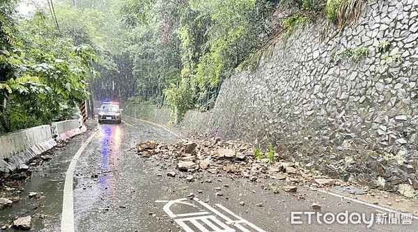 ▲「烟花」颱風夾帶豐沛雨量侵襲復興區，桃116線路段多處出現坍方落石，警方到場維護雙向交通管制。（圖／記者沈繼昌翻攝）