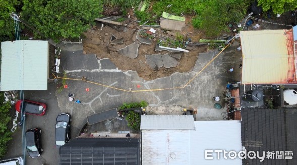 ▲苗栗民宅大片水泥地直接掉下　「40公尺大天坑」只離家門口3公尺。（圖／廖先生提供）