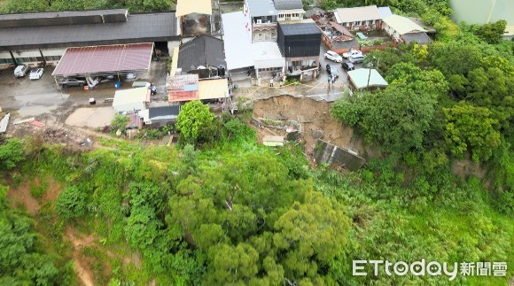 ▲苗栗民宅大片水泥地直接掉下　「40公尺大天坑」只離家門口3公尺。（圖／廖先生提供）