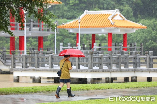 ▲全台14縣市發佈大雨特報，提醒民眾小心淹水。（圖／記者李毓康攝）