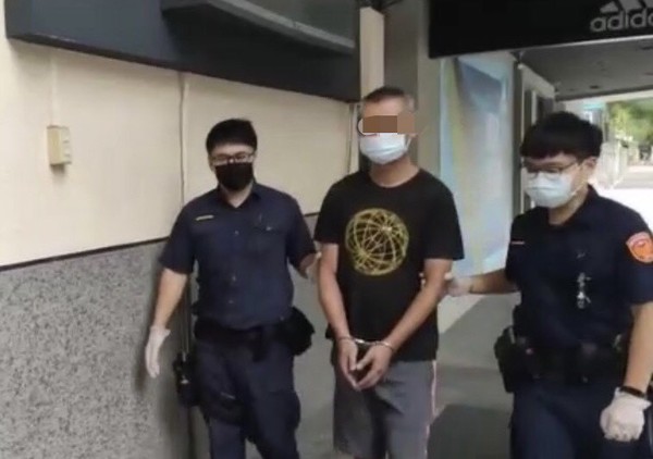 ▲身揹3條通緝男拉下口罩抽菸被警盯上  。（圖／記者洪靖宜翻攝）