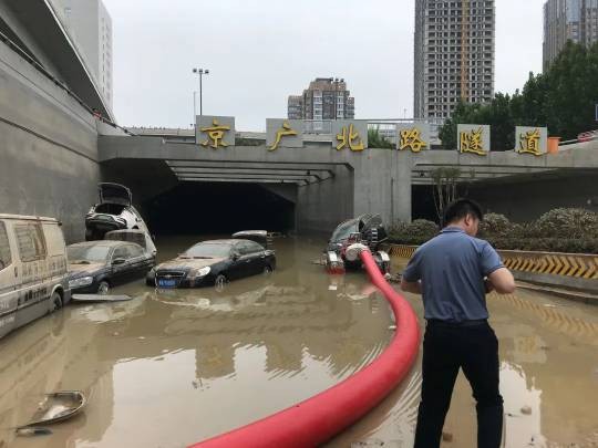 ▲▼京廣隧道拖出200多輛車　脫險車主：大水瘋狂灌入「門快打不開」。（圖／翻攝新京報）